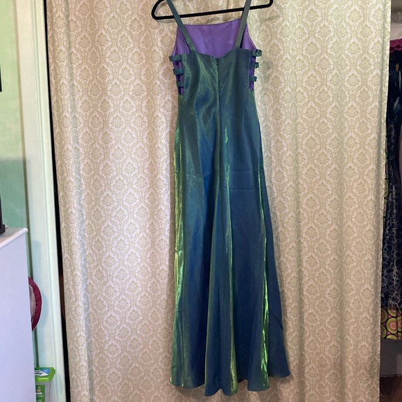 ✨HOST PICK✨ Faviana iridescent formal dress - Picture 6 of 16